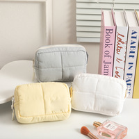 Pochette de maquillage matelassée à motif quadrillé, légère et rembourrée, avec fermeture éclair, minimaliste, portable pour femme, mini pochette cosmétique, sac de rangement doux effet nuage pour produits de beauté