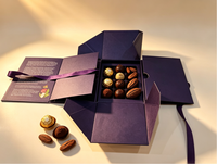 Boîte carrée en papier chocolaté à motifs vifs, logo de marque personnalisé, boîte de boulangerie pliable jetable, emballage rose pour desserts sucrés