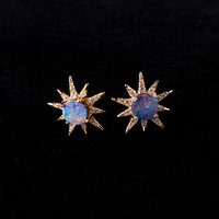 SubtleGlam Boucles d'oreilles clous en argent sterling plaqué or avec opale violette naturelle australienne, petit cabochon d'opale, cadeau tendance