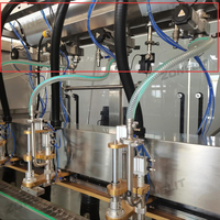 Servopompe à 4 buses Machine de remplissage automatique de liquide visqueux pour le suivi des bouteilles d'huile moteur avec convoyeur