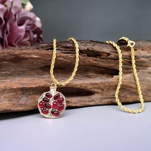 Collana con ciondolo a forma di frutto rosso, gioielli retrò da donna per tutti i giorni, idee regalo - Product Image 4