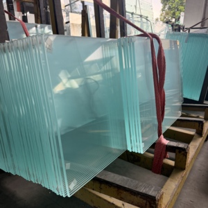 Verre de construction de sécurité sur mesure 10 mm, super blanc, entièrement trempé, à faible teneur en fer et à haute transmission - Product Image 1