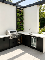 Îlot de cuisine extérieur en forme de L en quartz noir mat et blanc avec barbecue à gaz 5 brûleurs, réfrigérateur, évier en acier inoxydable et système électronique