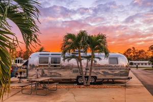 รถพ่วงแคมป์ปิ้งพร้อมพื้นภายในหรูหราบนล้อ วางจำหน่ายแล้ว - Product Image 2