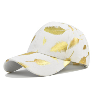 Casquette de baseball avec impression plume dorée blanche, casquette décontractée en coton, vente en gros OEM, livraison rapide - Product Image 1