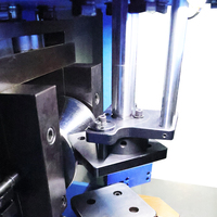 Machine de découpe d'angles pour plaques laminées à froid triangulaires, avec ajustement de l'écart pour l'épaisseur de la tôle, pour le formage par pliage et le bordage.