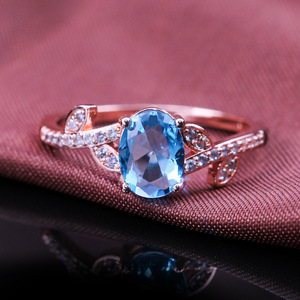 Anello da Donna con Design Floreale Semplice e Alla Moda, Tono Rosa Caldo, Anello Aperto, Accessorio Gioiello Quotidiano - Product Image 1