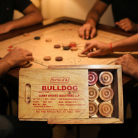 Jeu de carrom en bois, jeu de table indien classique avec boîte de rangement, emballage cadeau personnalisé, jetons de carrom en bois.