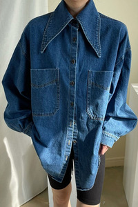 <span class=keywords><strong>Camicia</strong></span> da <span class=keywords><strong>Donna</strong></span> in Denim Blu Lavato <span class=keywords><strong>con</strong></span> <span class=keywords><strong>Colletto</strong></span> a Punta, Monopetto, Ampia e Versatile <span class=keywords><strong>con</strong></span> Grandi Tasche, Nuova Collezione Autunno 2026 - Product Image 6