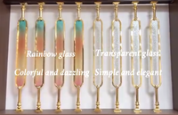 Rampe d'escalier de luxe en alliage aluminium-magnésium avec balustres en verre coloré dégradé et mâtillons métalliques pour villa