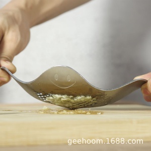 Presse-ail créative et mignonne en acier inoxydable 430, presse-ail courbé en forme de poisson <span class=keywords><strong>diable</strong></span>, écraseur d'ail manuel, ustensiles de cuisine - Product Image 4