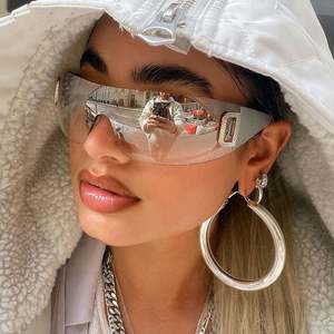 Gafas de Sol de Lujo con Logotipo Personalizado para Mujer, Estilo Punk Y2K de los 2000, Montura Acrílica sin Aro, Lentes de una Pieza, Deportivas - Product Image 1