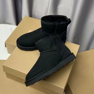 Bottes de neige d'hiver pour hommes et femmes, doublure intérieure épaisse, chaussures décontractées à semelle épaisse et chaude, semelles en caoutchouc antidérapantes, bottes en cuir - Product Image 1