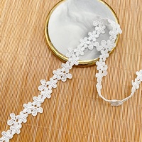 Dentelle brodée à code-barres hydrosoluble en polyester satiné à motifs floraux pour accessoires vestimentaires féminins – Vente directe usine