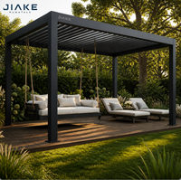 Pergola à lames orientables en aluminium avec lit de repos suspendu et espace de détente rembourré pour se prélasser dans le jardin, sur la terrasse ou dans le coin repos du jardin.
