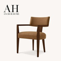Fauteuil de luxe moderne et confortable de style mi-siècle avec structure en bois couleur expresso, coussin en tissu beige et accoudoirs intégrés pour hôtel, salle à manger, bureau, maison