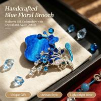 Bros Sutra Mulberry Jahitan Tangan, Pin Kerah Phoenix Bunga Biru Hiasan Perhiasan Etnik Wanita Buatan Tangan Unik