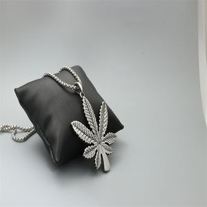 Yunnique – collier avec pendentif en forme de feuille, en acier inoxydable, bijoux unisexes à la mode, cadeau - Product Image 2