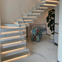 Escalier superposé en structure métallique, personnalisé, simple, pour villa, avec rampe en verre