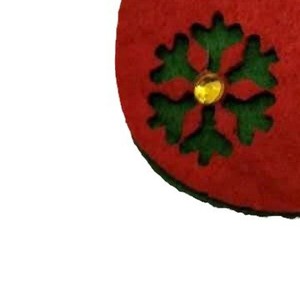 Calcetín navideño verde con pompón dorado, accesorio de disfraz de talla única para decoración navideña - Product Image 2