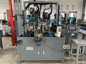 Machine de perçage et de taraudage multi-fils entièrement automatique personnalisable pour freins à disque - Product Image 5