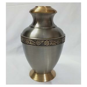 Urnes commémoratives solides de style américain pour adultes Urnes de crémation métalliques décoratives pour services funéraires en vente - Product Image 4