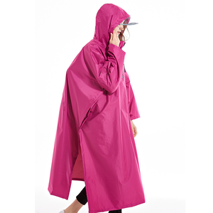 Impermeable tipo capa personalizado de gran tamaño para hombres y mujeres con mangas tipo poncho y visera transparente - Product Image 4
