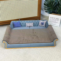 Canapé pour chat avec dossier capitonné, deux coussins, housses d'accoudoirs à imprimé animal, cadre sculpté, aspect cuir rose, canapé pour animaux de compagnie pour chats