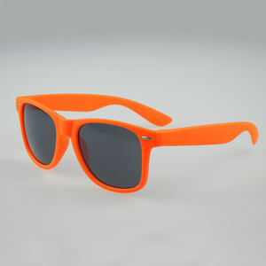 Venta al por mayor 2025 UV400 gafas de sol nueva tendencia de goma naranja lindo logotipo personalizado negro/blanco marco colores para ocasiones de verano PC - Product Image 1