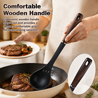 Louche à soupe en silicone sans BPA de qualité supérieure OEM ODM, résistante à la chaleur 446 ° Louche à soupe antiadhésive avec manche en bois
