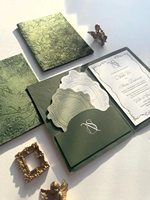 Ensemble d'invitations classiques en velours vert, avec carte d'insertion ornée à bord festonné et gaufrée, vert olive, style régale du monde ancien pour mariage