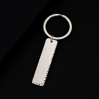 Ensemble de porte-clés rectangulaires Ywyougang, 4 couleurs, porte-clés en métal avec bordure dentelée concave pour gravure DIY, cadeau