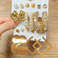 Nouvelle Collection 2023 : Ensemble de Boucles d'Oreilles Huggie pour Femme, Bijoux en Perles pour Usage Quotidien et Soirées, Luxueux Ensemble de Boucles d'Oreilles en Cristal