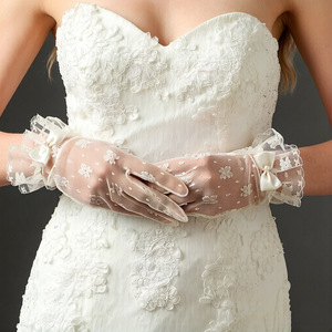 Gants de mariée vintage en dentelle avec nœud en perles - Product Image 4