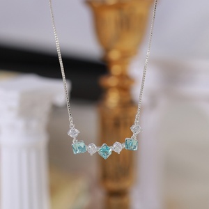 Chaîne de clavicule pour femme en cuivre, avec zircone cubique scintillante et <span class=keywords><strong>cristal</strong></span> carré, au toucher frais, bleu exquis, design de niche de luxe léger - Product Image 4