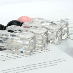 Tubo OEM de brillo labial de 3ml con tapa esférica mate, botellas poligonales transparentes de 5ml con tapas rosas para aceite labial - Product Image 6