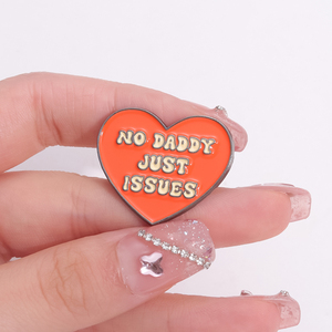Broche de aleación en forma de corazón vintage con frase alentadora NO DADDY JUST ISSUES Pin Badge para accesorios de moda - Product Image 1