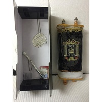 Grand livre de rouleau de Sefer Torah hébreu Bible sainte d'Israël juif avec pointeur