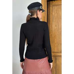 Pull tricoté noir à col roulé pour femme, motif imprimé décontracté, broderie frontale, grande taille, fermeture éclair, doux et chaud pour l'hiver – Vente en gros - Product Image 1