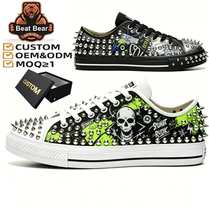 Chaussures en toile personnalisées style punk à clous, imprimé crâne, chaussures de skateboard à pointes, OEM ODM, faible MOQ, streetwear, chaussures de sport en toile pour hommes, personnalisables - Product Image 1