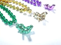 Colliers à breloques Mardi Gras en gros, très demandés, avec motifs tasse, guitare, couronne et ours pour les fêtes de carnaval