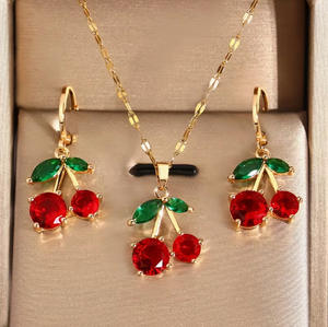 Parure de bijoux cerise en plaqué or avec diamants, cristaux rouges et verts, strass, collier et boucles d'oreilles en forme de cerise - Product Image 1