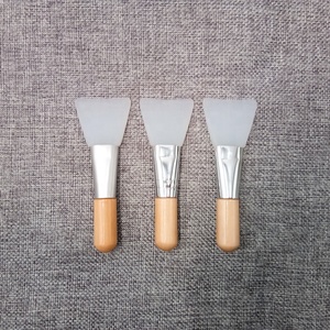 Ensemble d'outils SPA manche <span class=keywords><strong>en</strong></span> bois naturel tête souple <span class=keywords><strong>masque</strong></span> de bricolage brosse <span class=keywords><strong>en</strong></span> <span class=keywords><strong>Silicone</strong></span> Mini 9cm brosse applicateur de <span class=keywords><strong>masque</strong></span> <span class=keywords><strong>en</strong></span> <span class=keywords><strong>Silicone</strong></span> <span class=keywords><strong>pour</strong></span> le visage - Product Image 5