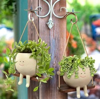 Jardinière suspendue durable avec finition en résine vernie et motif visage souriant mignon sur balançoire pour la maison et le jardin