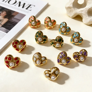 Boucles d'oreilles hypoallergéniques en forme de cœur en perle plaquées or 18 carats de haute qualité en acier inoxydable 304 avec électrodéposition sous vide pour femmes - Product Image 6