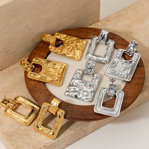 Boucles d'oreilles clous en acier inoxydable doré, motif cerise mignon, élégantes et résistantes à l'eau pour femme - Product Image 3