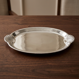 Plato ovalado de metal para servir con asas en forma de concha, diseño clásico pulido para uso en fiestas. - Product Image 2