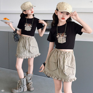 Vêtements pour enfants Filles 2026 Ensemble 2 pièces pour adolescente : T-shirt noir à imprimé chien Pappy à manches courtes + Jupe kaki à volants - Product Image 1