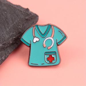 Uniforme médical vert emblème croix rouge symbole d'urgence minimaliste fond blanc accessoire "Protection de la santé" texte médical - Product Image 1