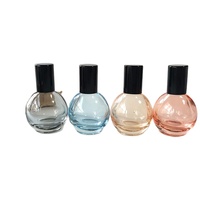 Vente en gros de bouteilles en verre d'huile essentielle à bille en métal de 10ml en forme d'ampoule avec couvercle en bambou en couleurs rose gris bleu clair orange